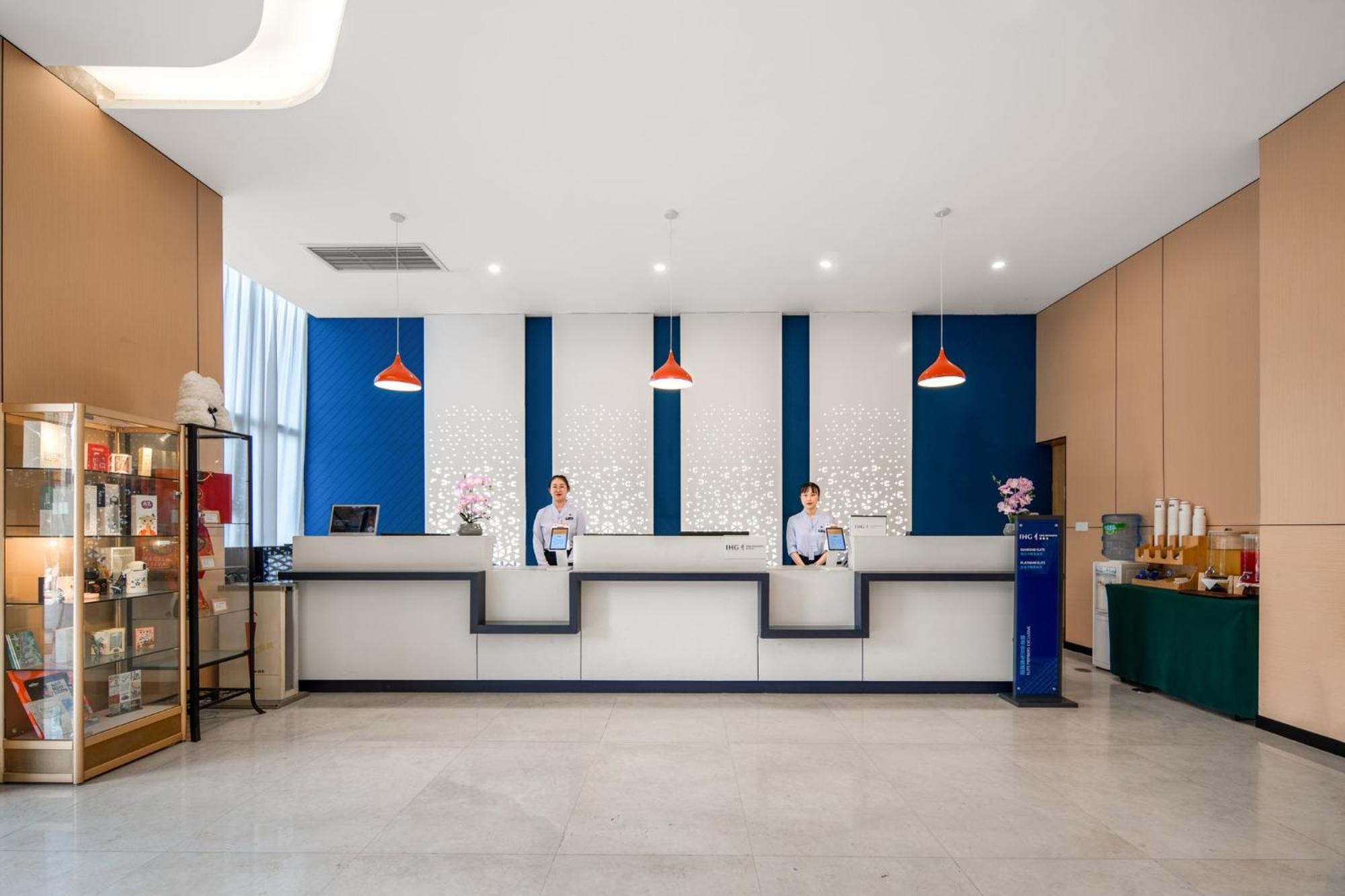 Holiday Inn Express Chongqing Guanyinqiao By Ihg Exterior foto